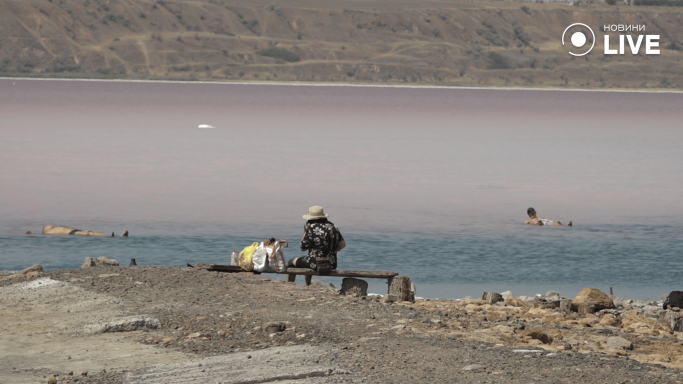 Люди відпочивають біля берегів 