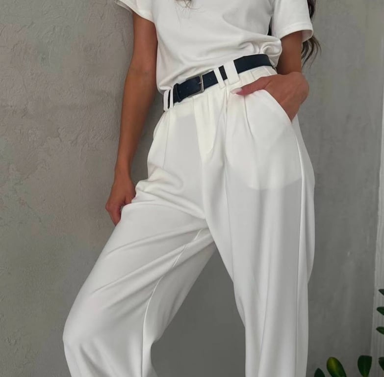 Белые брюки выглядят очень благородно