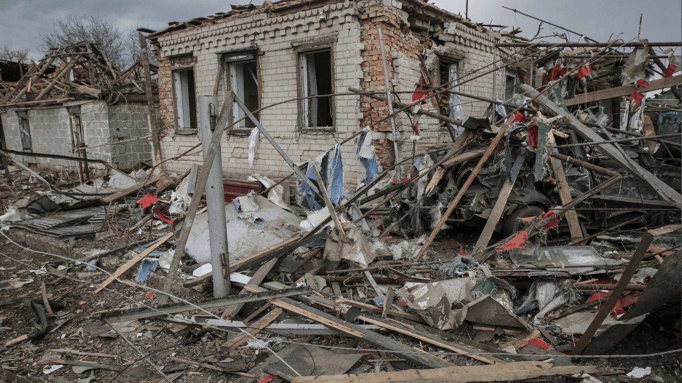Зруйнований будинок, війна, російський обстріл
