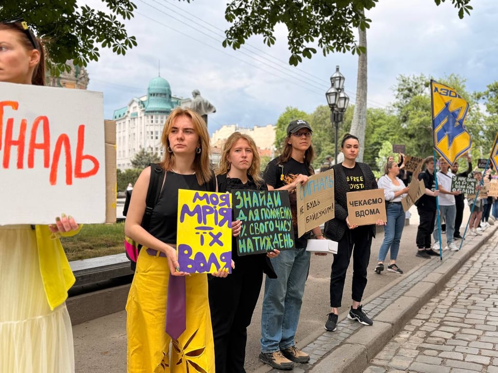 "Полон вбиває": у Львові рідні захисників вийшли на мітинг - фото 2