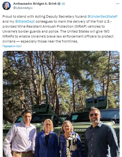 Бріджит Брінк поділилась фото з колегами