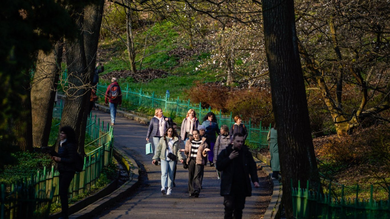 Прогноз погоди в Україні 15 квітня — до яких регіонів увірветься тепло