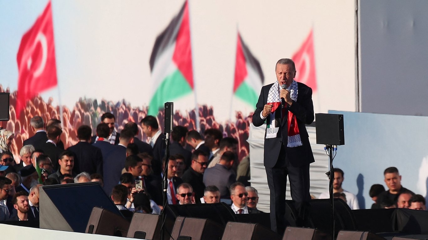 Эрдоган собрал миллионный митинг и угрожает признать Израиль военным преступником