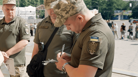 У Черкасах чоловік накинувся на патруль ТЦК із сокирою - 285x160