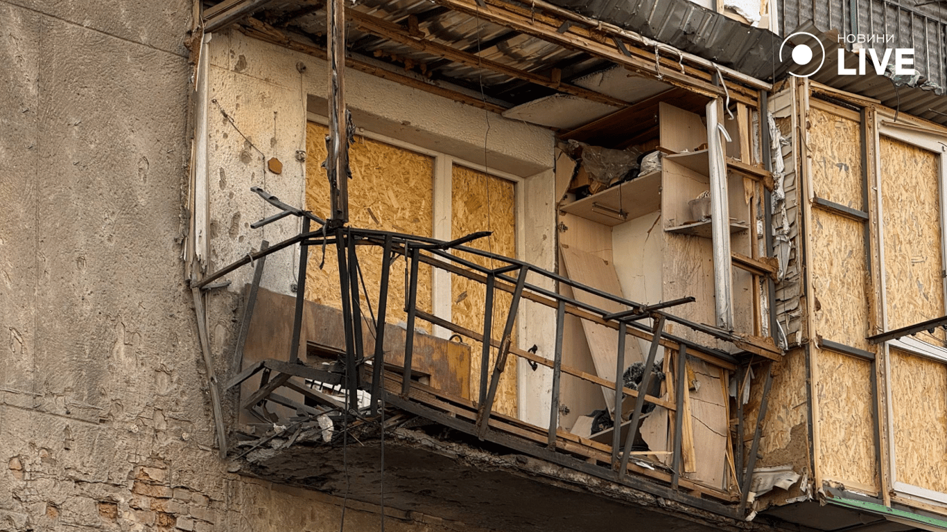 Пошкоджений балкон унаслідок обстрілу будинку в Одесі