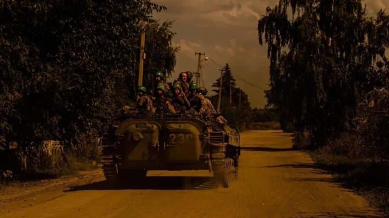 Українські військові їдуть на бронетехніці