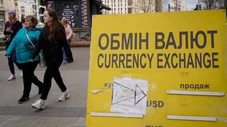 Українці можуть вигідно купити євро: що буде з курсом валют у жовтні - 285x160