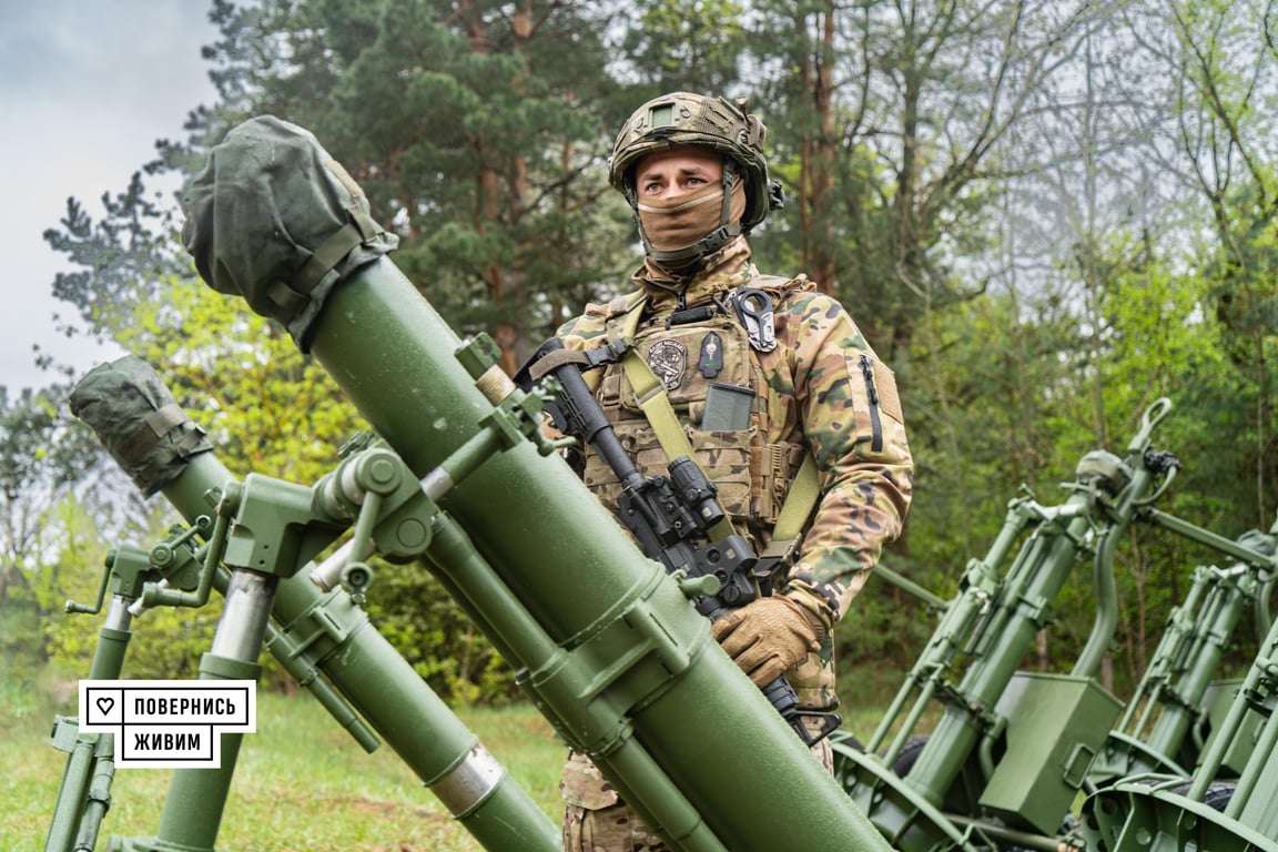 солдат біля міномету