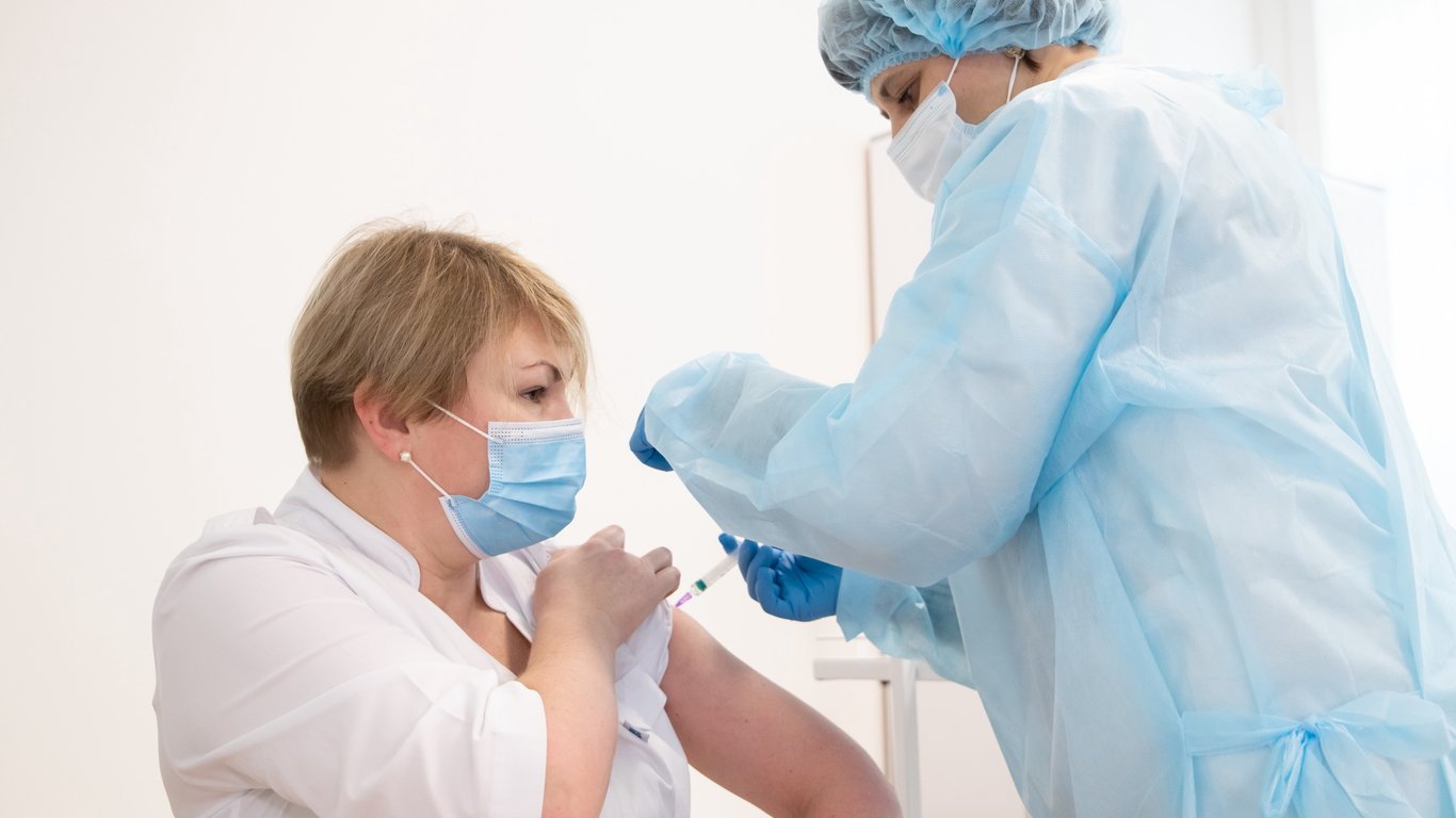 Минздрав разрешил украинцам делать прививки против нового COVID-штамма — о каком идет речь