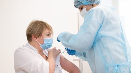 Минздрав разрешил украинцам делать прививки против нового COVID-штамма — о каком идет речь - 290x160