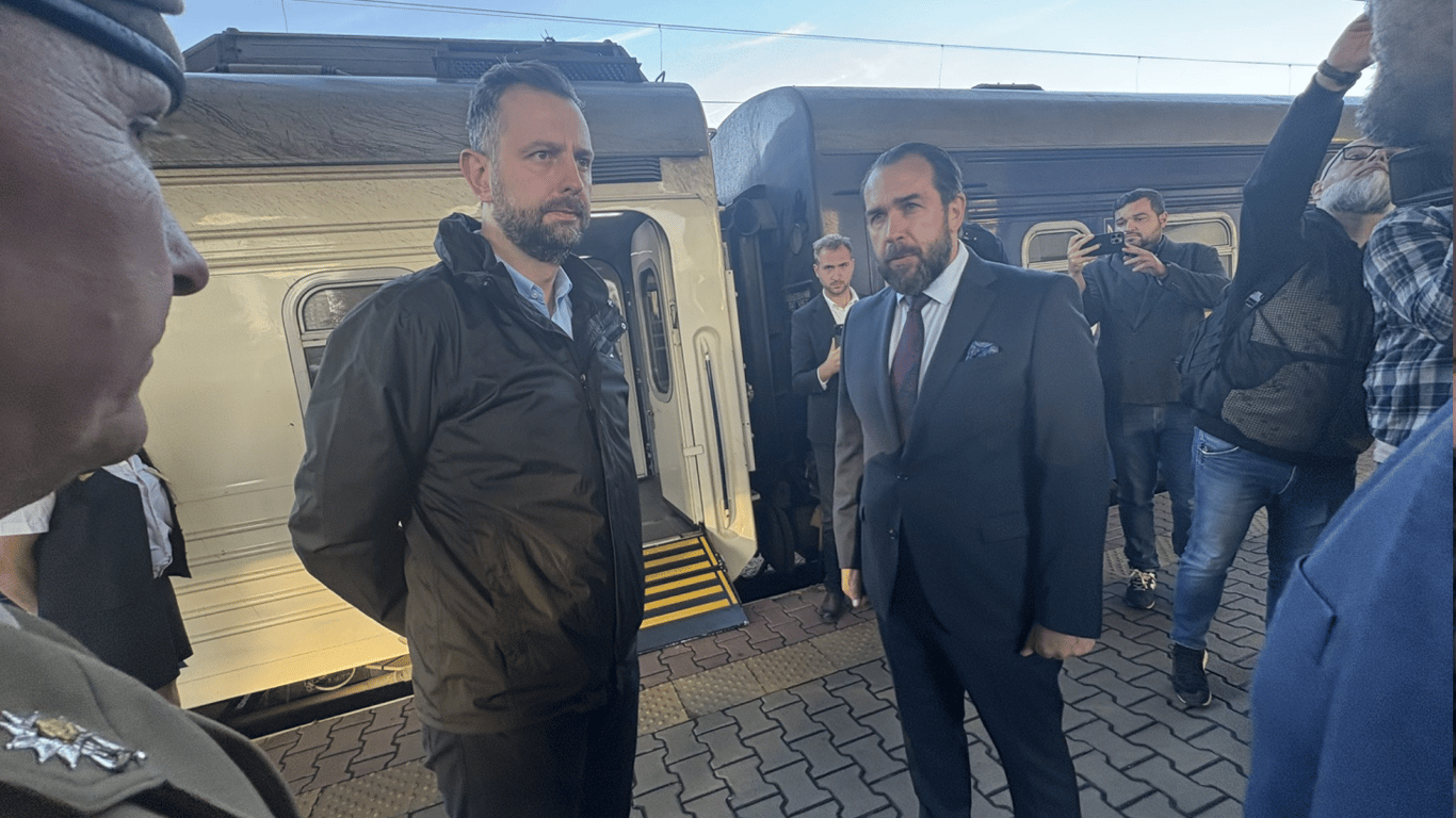 Польська делегація на чолі з міністром оборони прибула до Києва - фото 2