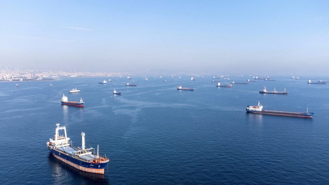 Работа зернового коридора — сколько судов в портах Большой Одессы