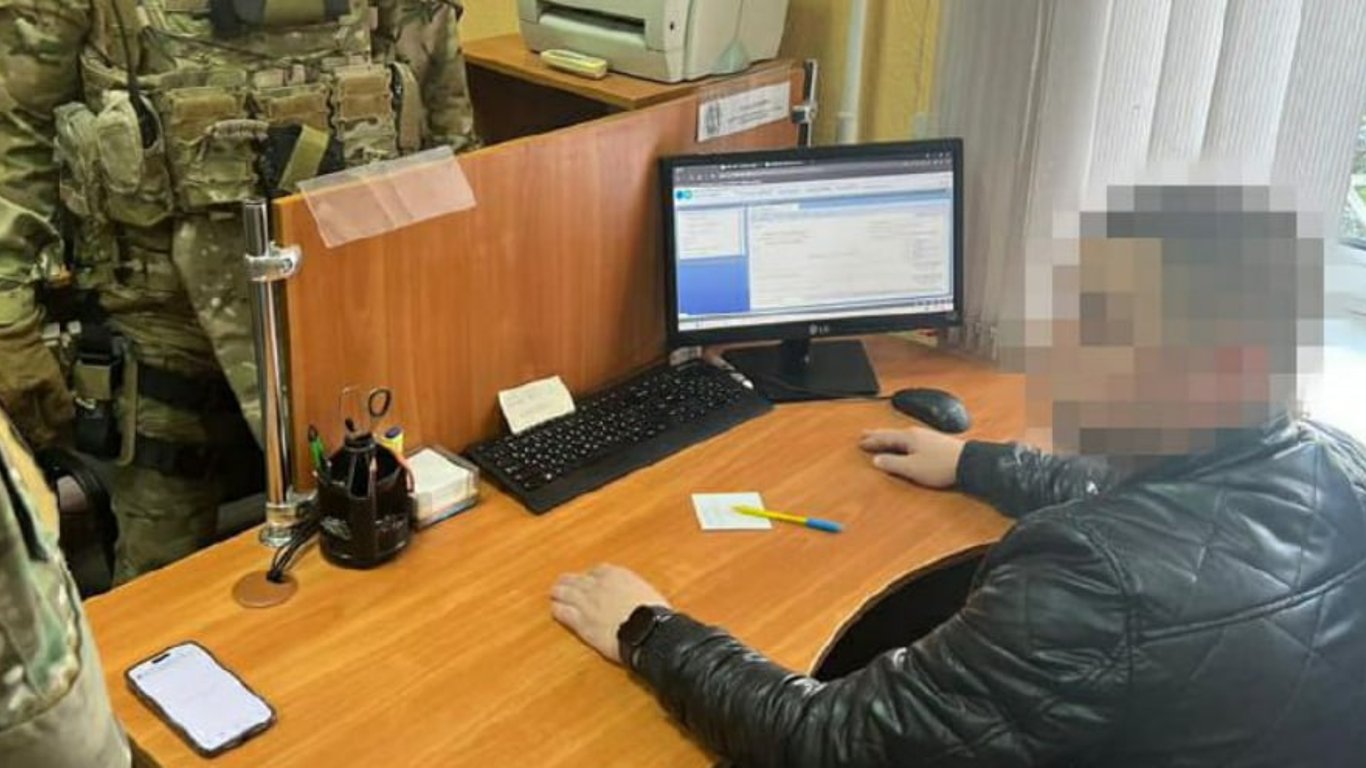 ДБР та СБУ допомогли засудити податківця з Полтавщини, який допомагав "відкосити" від призову