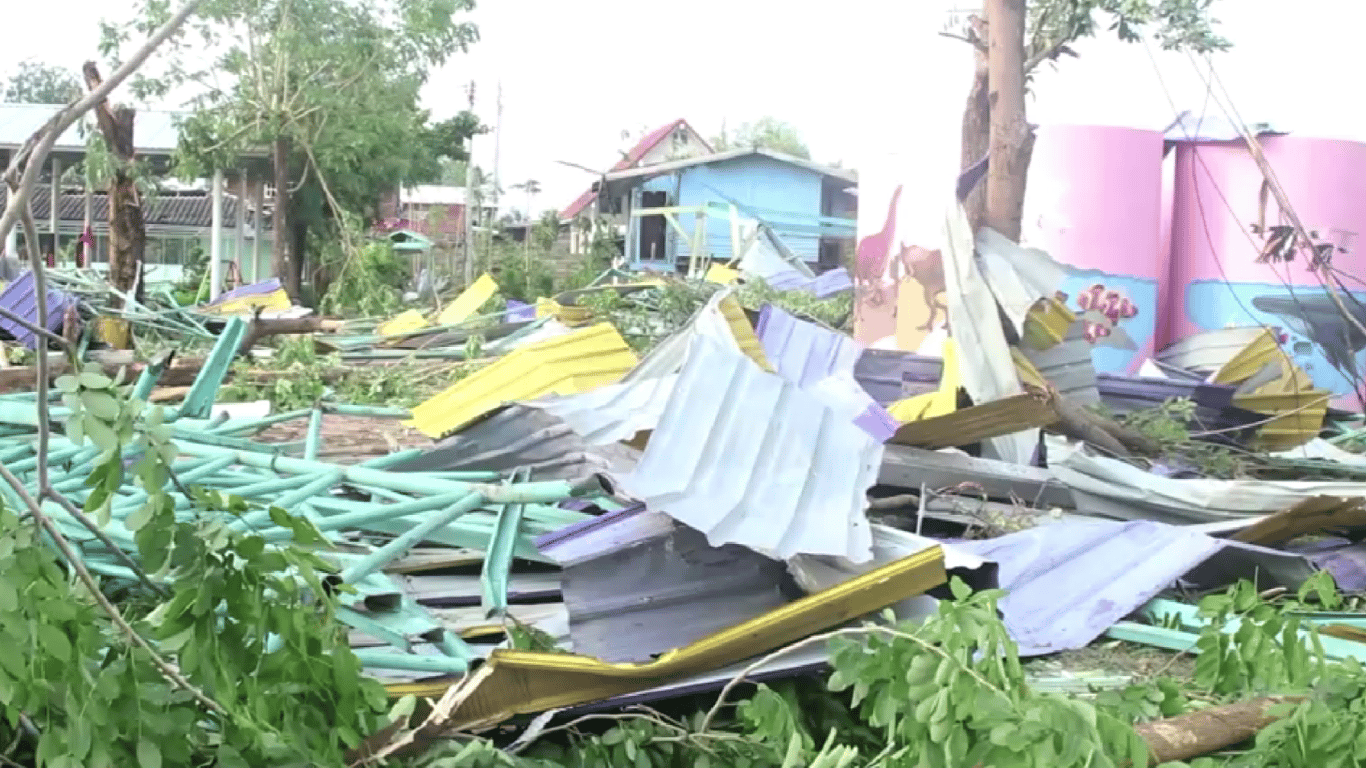 В одной из школ Таиланда обрушилась крыша, много погибших