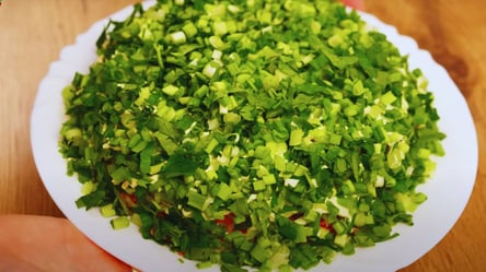 Рецепт новогоднего салата, который готовится за 15 минут, но при этом очень вкусный - 285x160