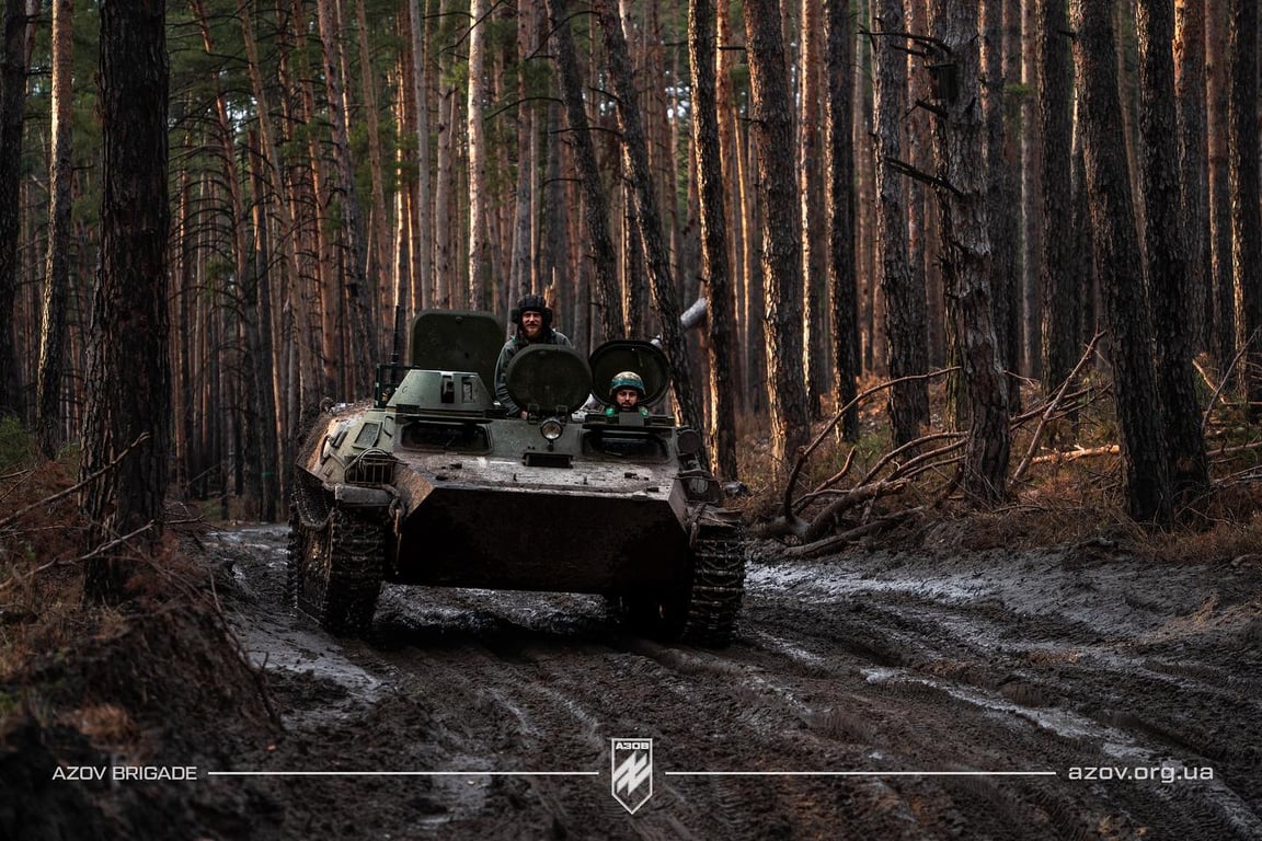 Військові з "Азову" їдуть на танку через ліс