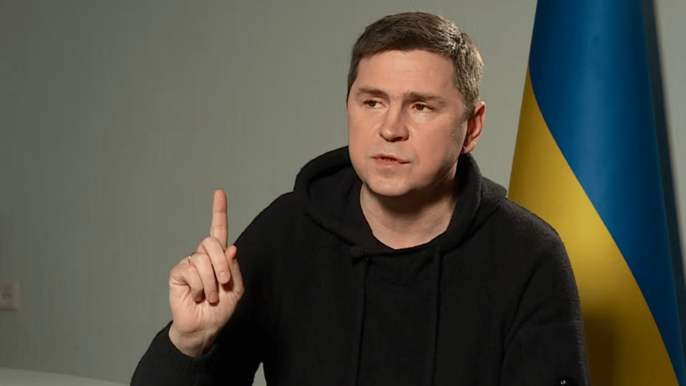 Подоляк відповів, чи буде Україна атакувати НПЗ Росії після критики США