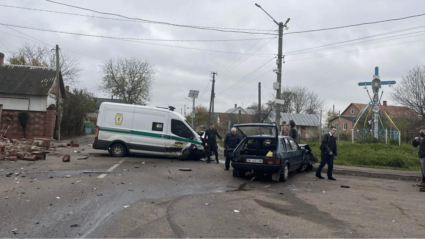 В Ровенской области произошло ДТП с участием инкассаторского авто — есть травмированные