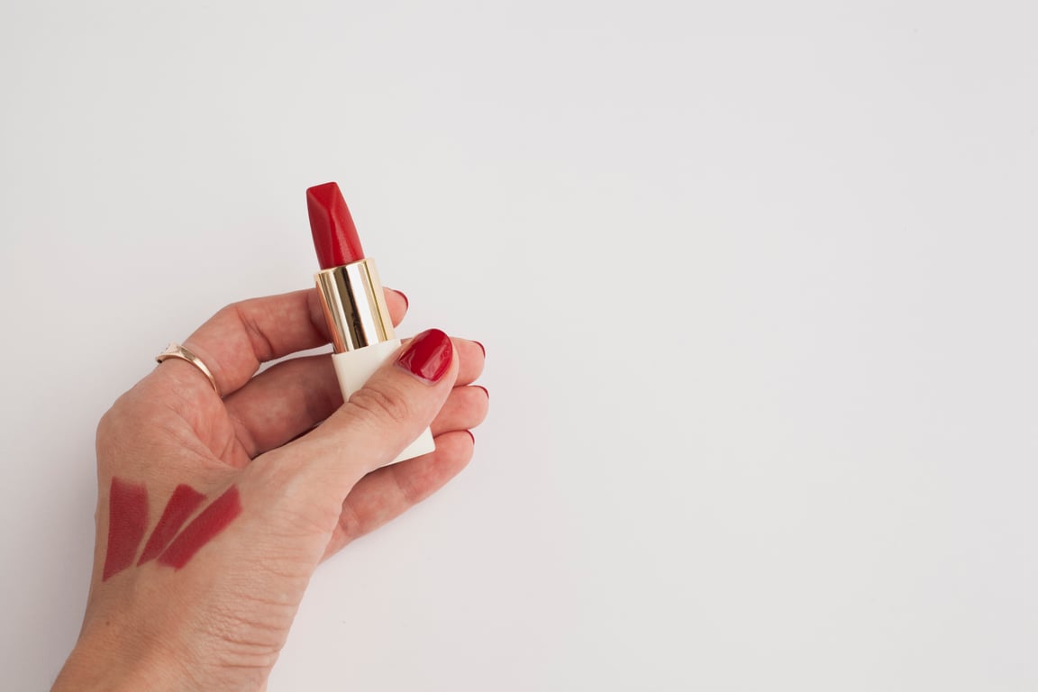 Ідеальні кольори помади для жінок 50+, що омолоджують - фото 1