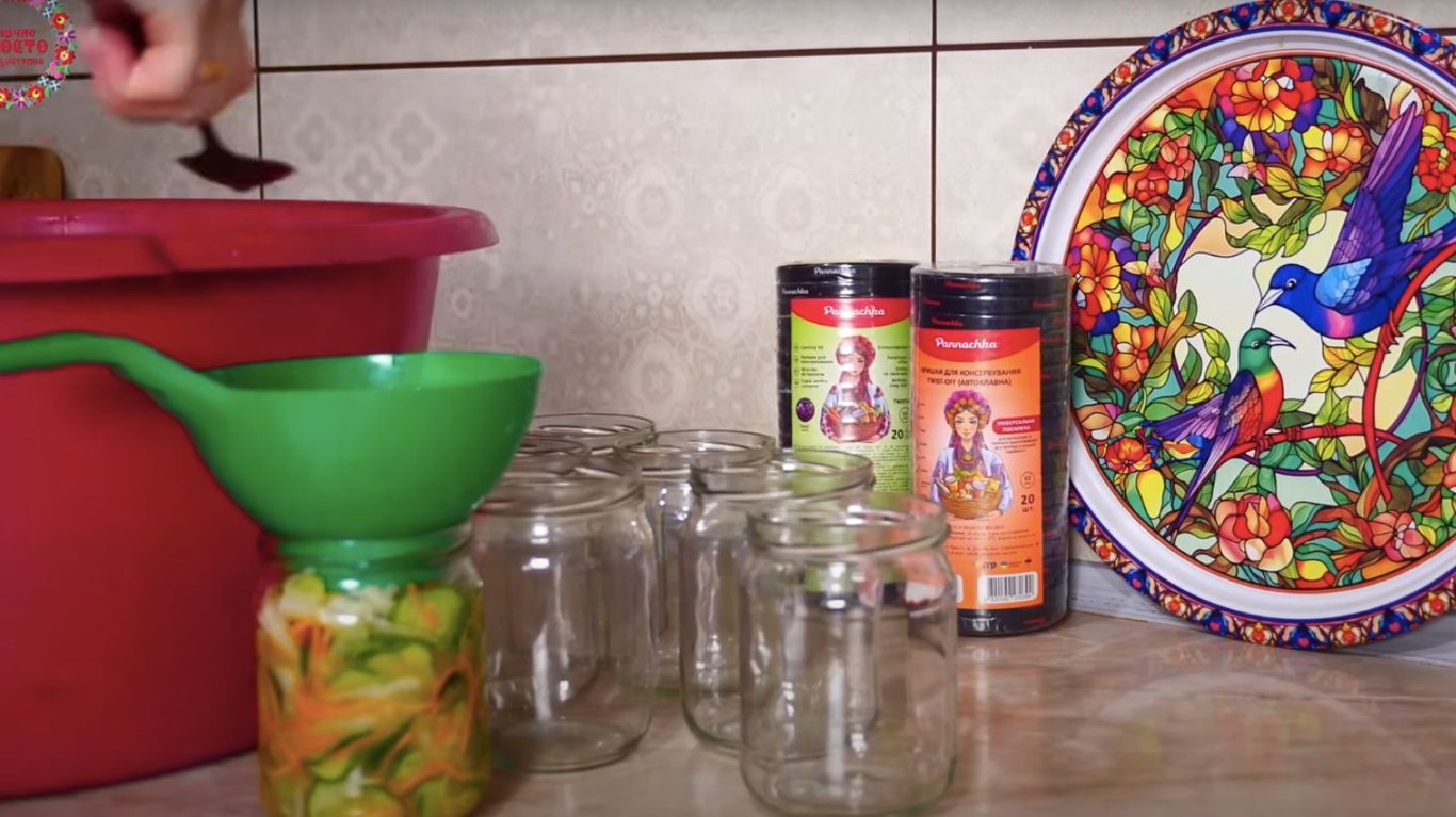 смачний салат з огірків на зиму 