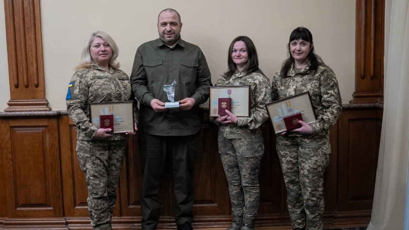 Три захисниці ЗСУ отримали нагороду від міністра оборони за вдале знищення російської ракети