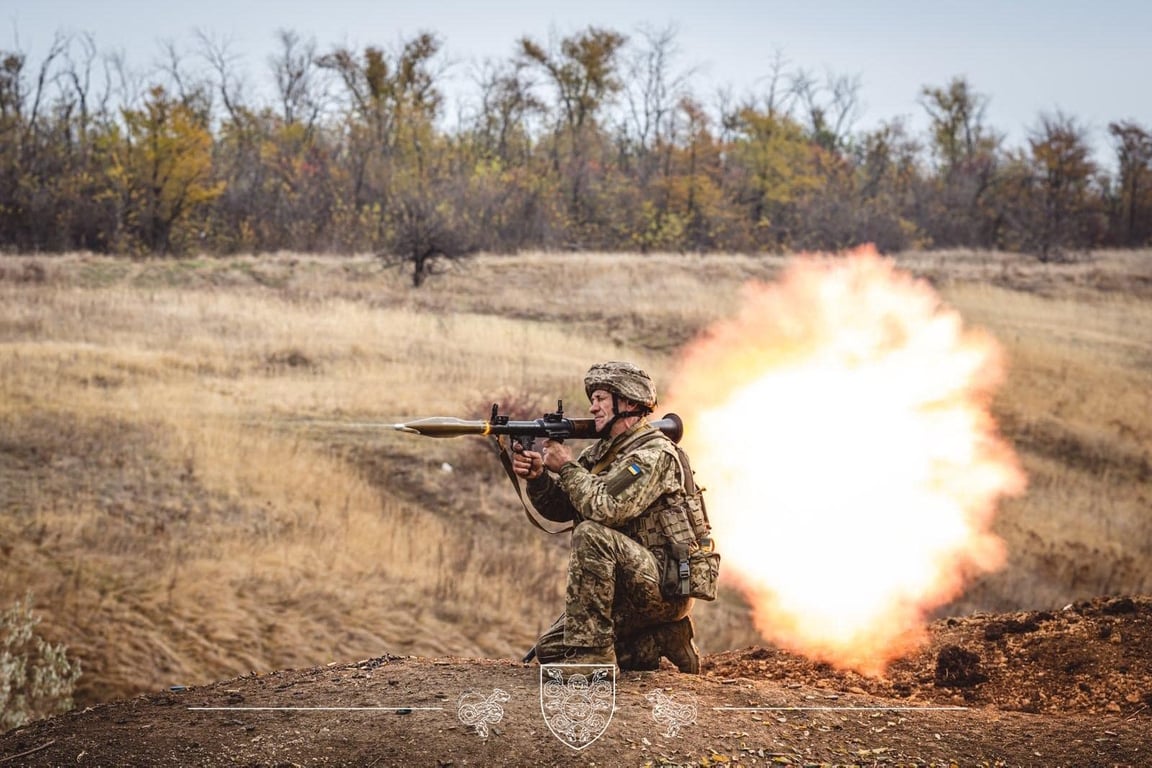 Український військовий б'є ворога на передовій
