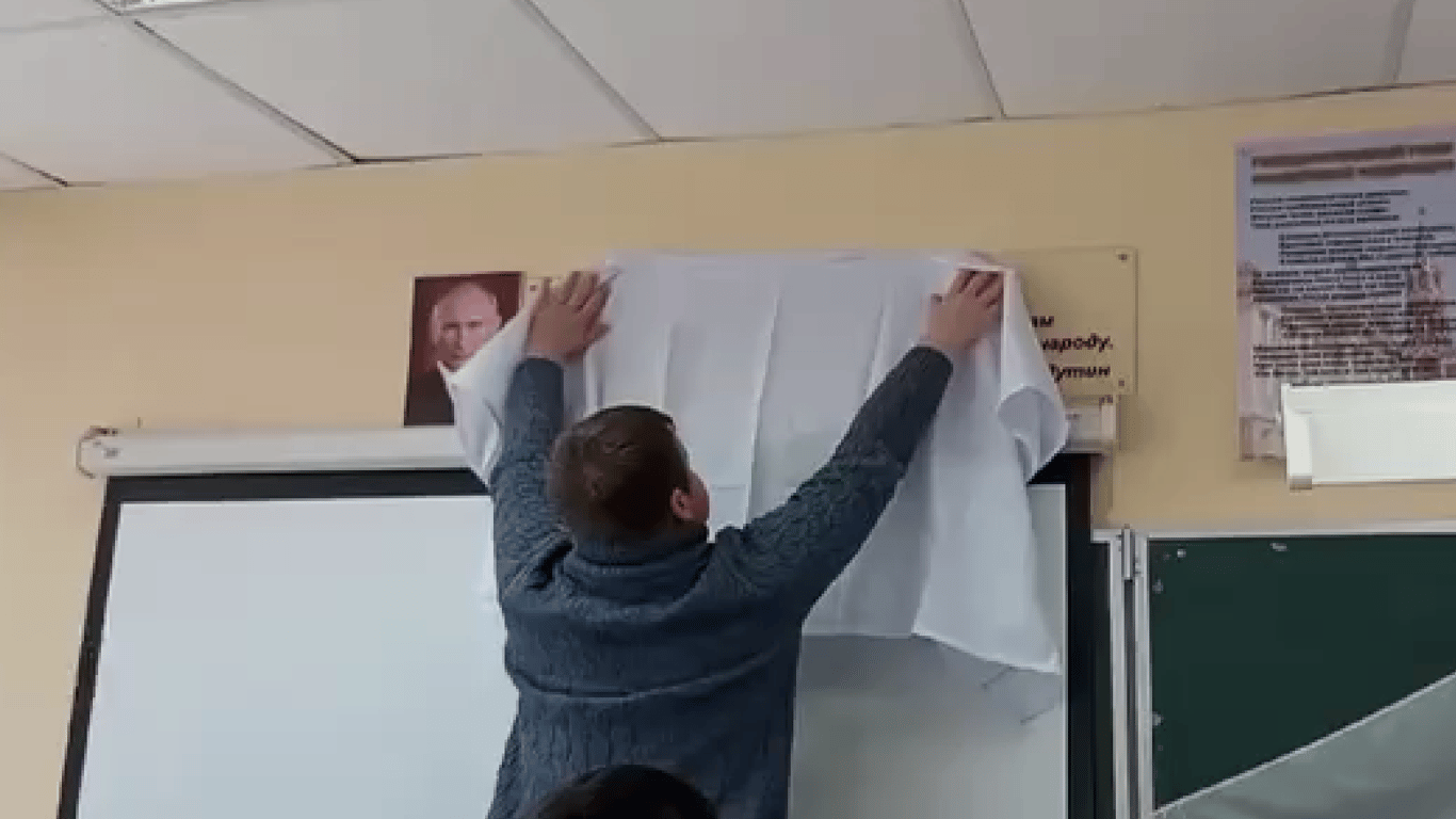У РФ розпочалися вибори президента — на одній з дільниць простирадлом приховали портрет Путіна