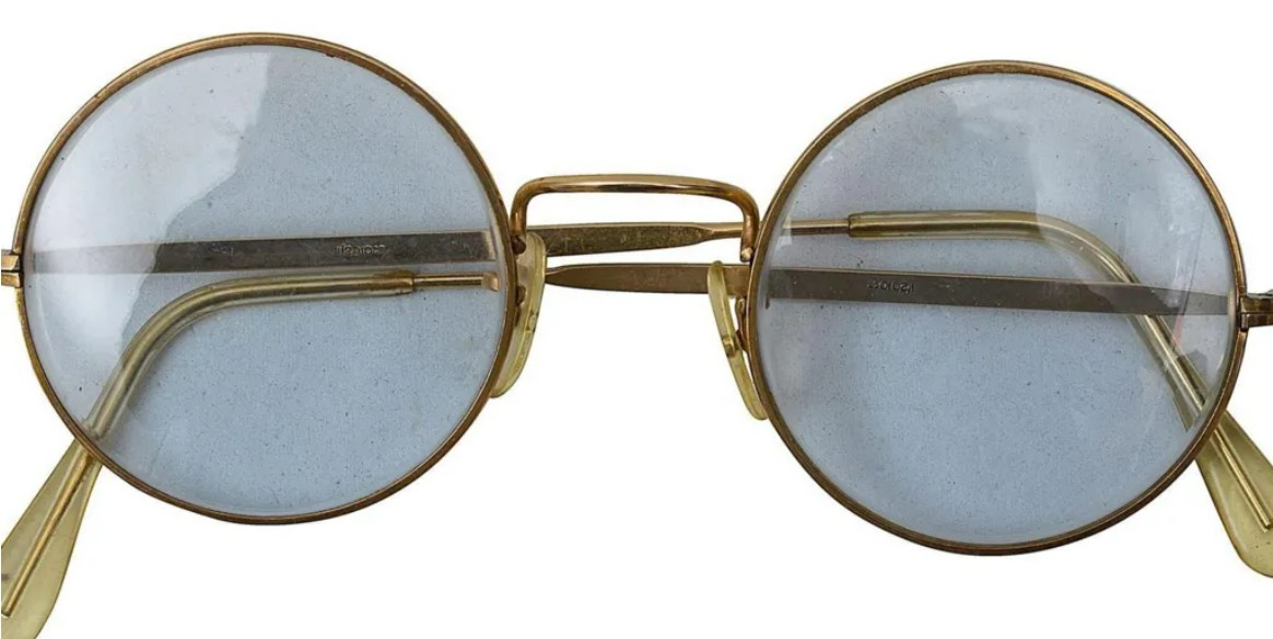 На аукционе продали очки Джона Леннона - за сколько приобрели визитку музыканта - фото 1