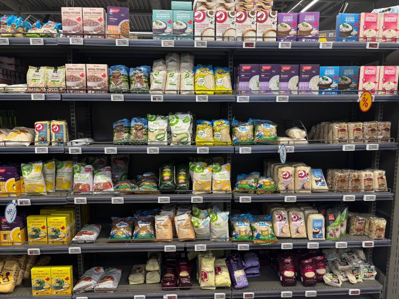 Полиці порожні, але не всюди: у Києві розкупили дешеві борошно та крупи - фото 29