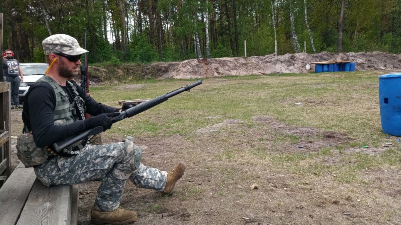 Использование оружия гражданскими на войне, что разрешает закон