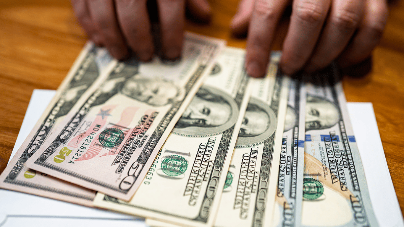 Доллар на черном рынке нарушает правила: в какую сторону направляется курс валюты