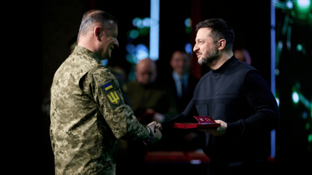 Зеленский наградил воинов на презентации инициативы по БпЛА - 285x160