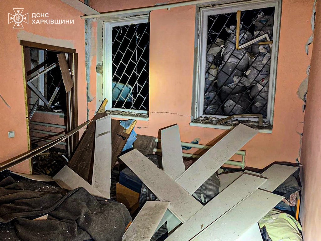 Пошкоджена будівля внаслідок атаки РФ на Харківську область
