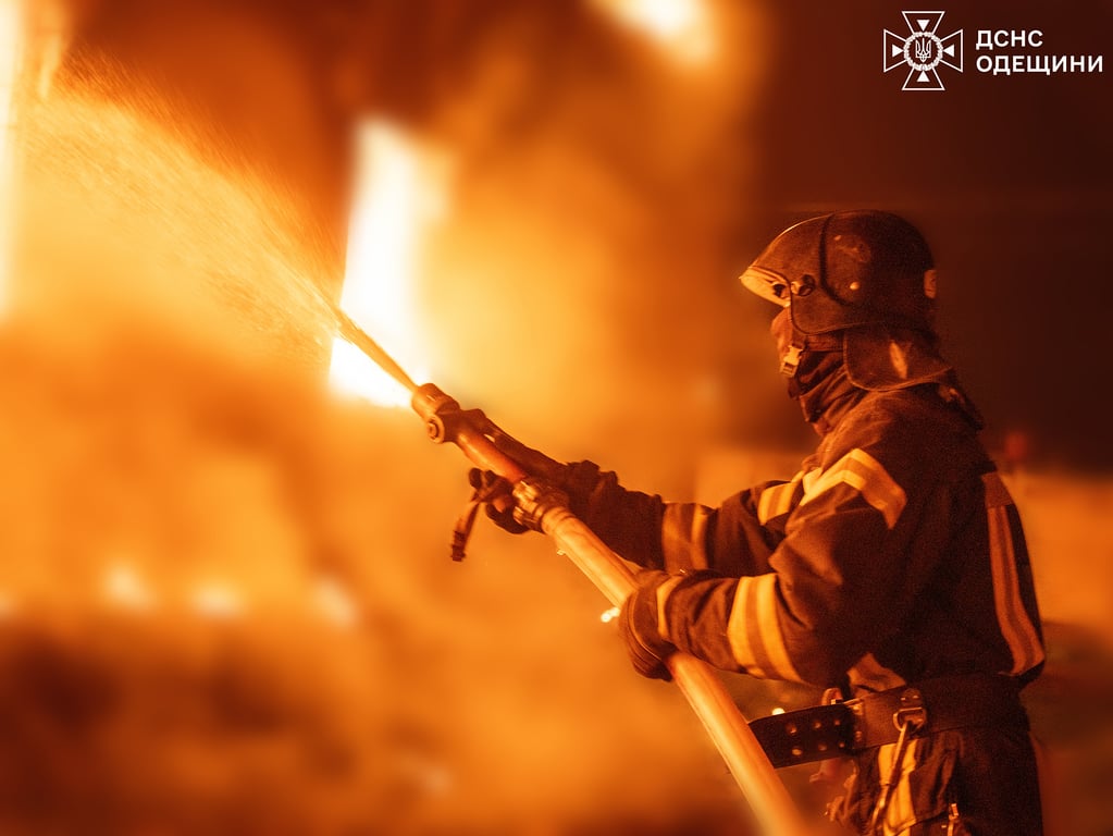 Ночной масштабный пожар в Одессе - фото - фото 3
