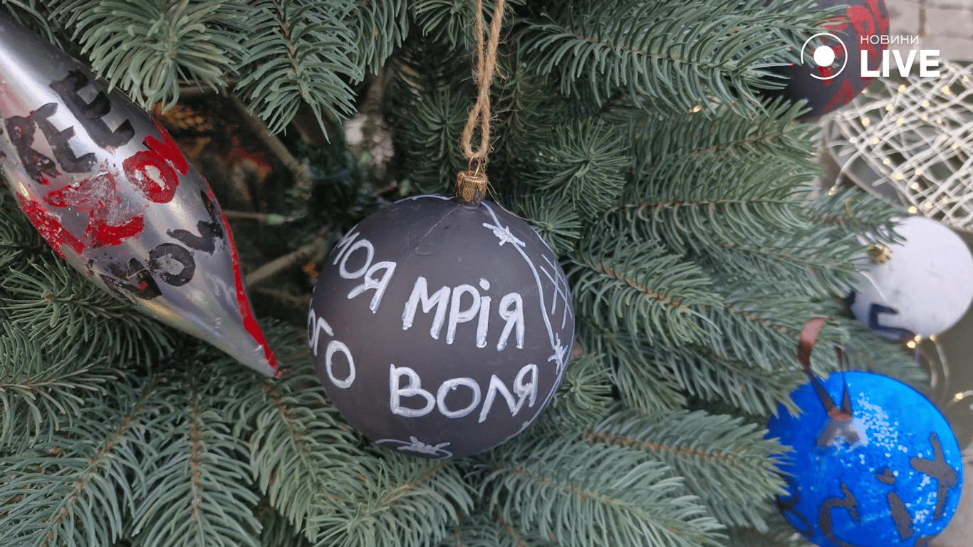 В центрі Одеси встановили незвичайну ялинку — фоторепортаж - фото 7