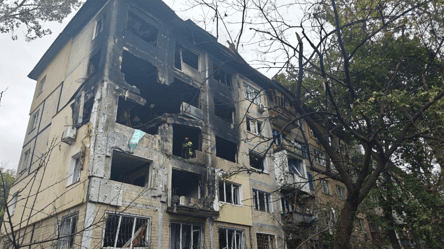 Атака РФ на Київ — фоторепортаж пошкодженої багатоповерхівки - 290x166