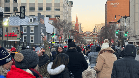 Hundreds of Americans in line wait for Trump's inauguration - 285x160