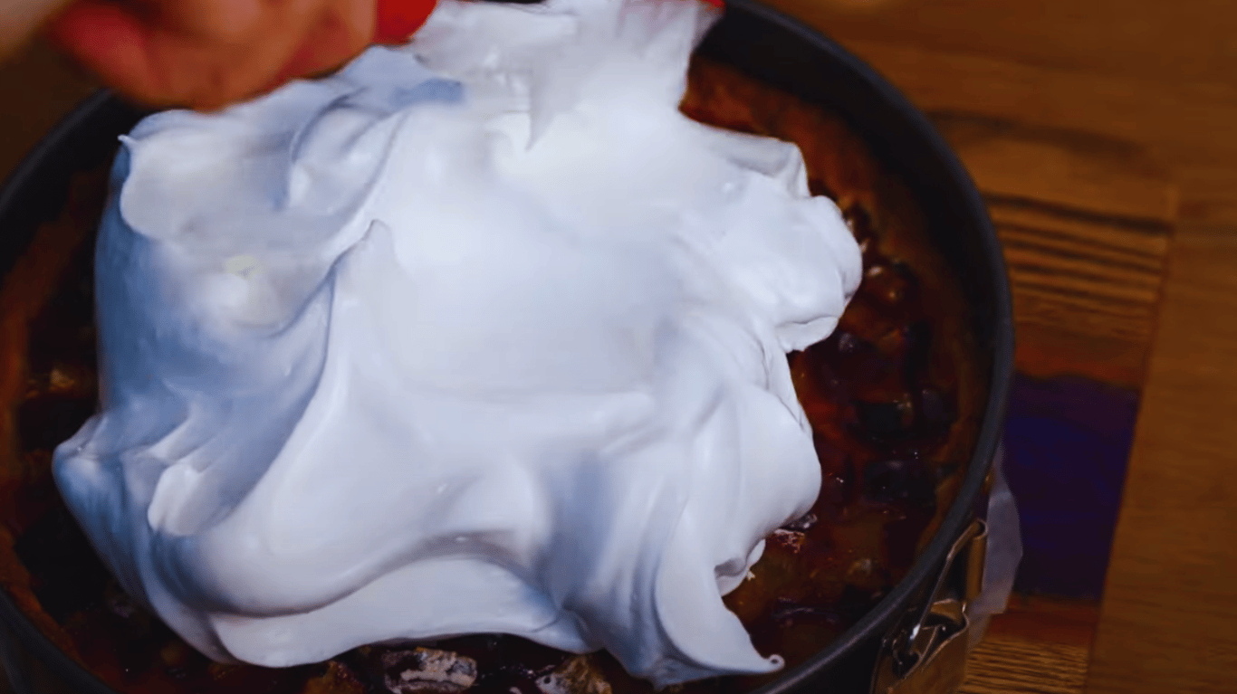 пиріг зі сливами та безе