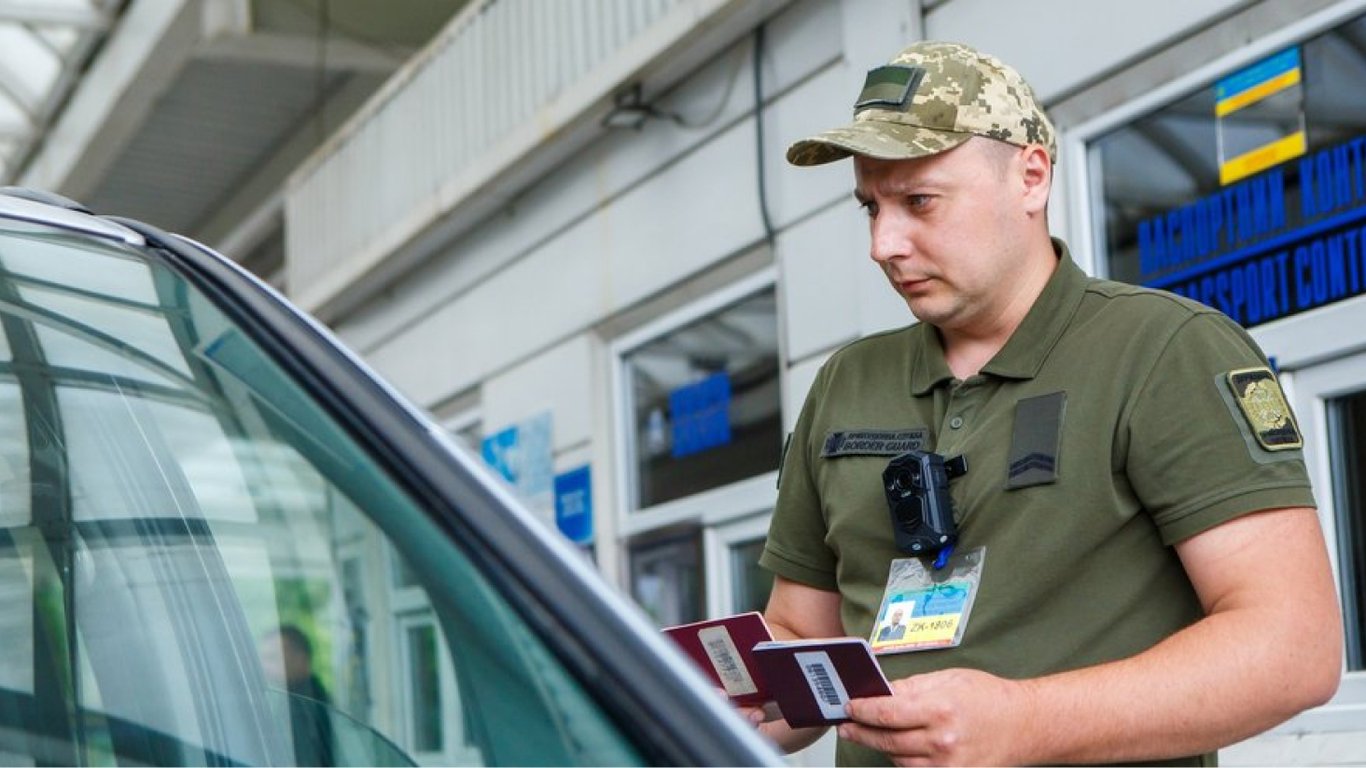 Мобілізація в Україні — скільки чоловіків не пустили за кордон через неоновлення даних