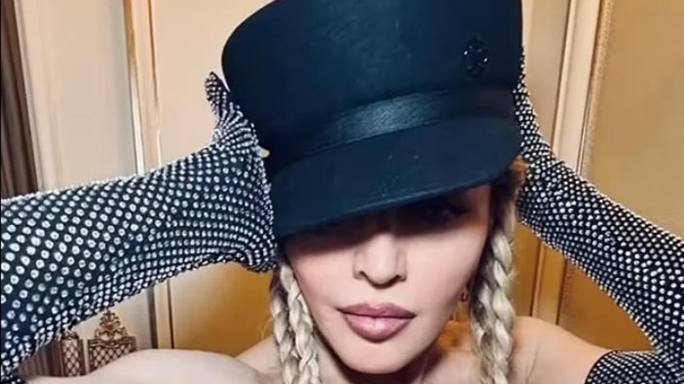 Мадонна в кожаном корсете устроила откровенную фотосессию в ванной.