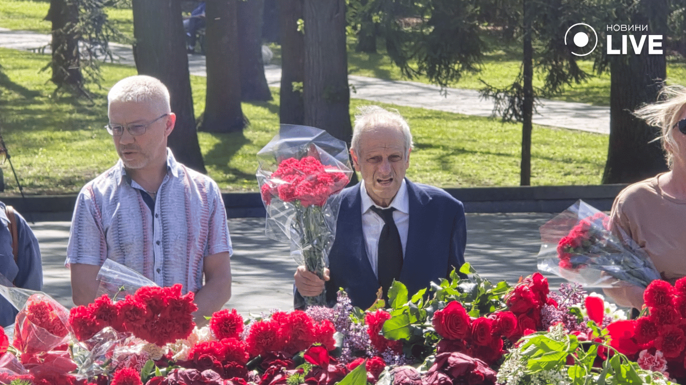 Чоловік покладає квіти до меморіалу
