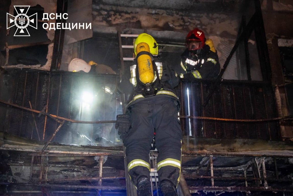 Рятувальники працюють на місці пожежі