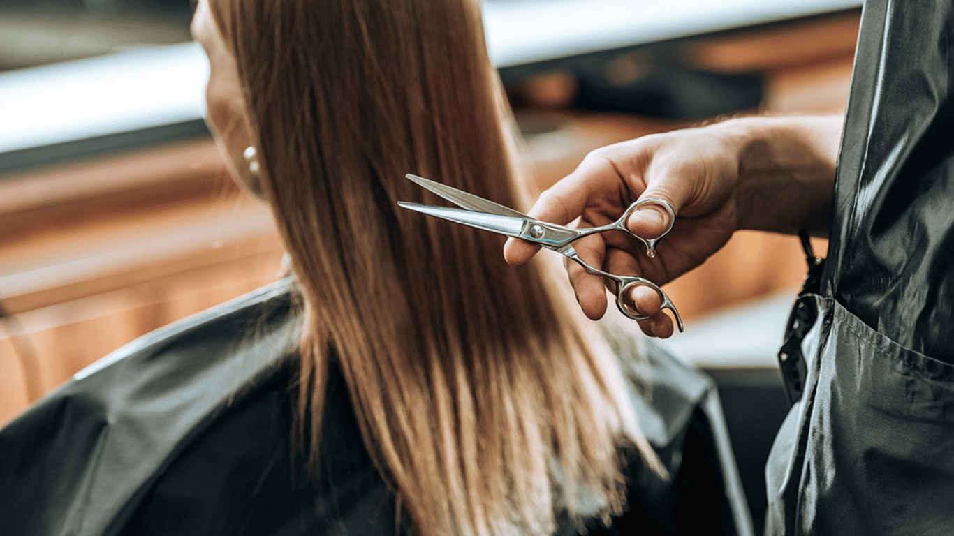 Лунный календарь стрижек на декабрь 2025 — какие дни самые благоприятные