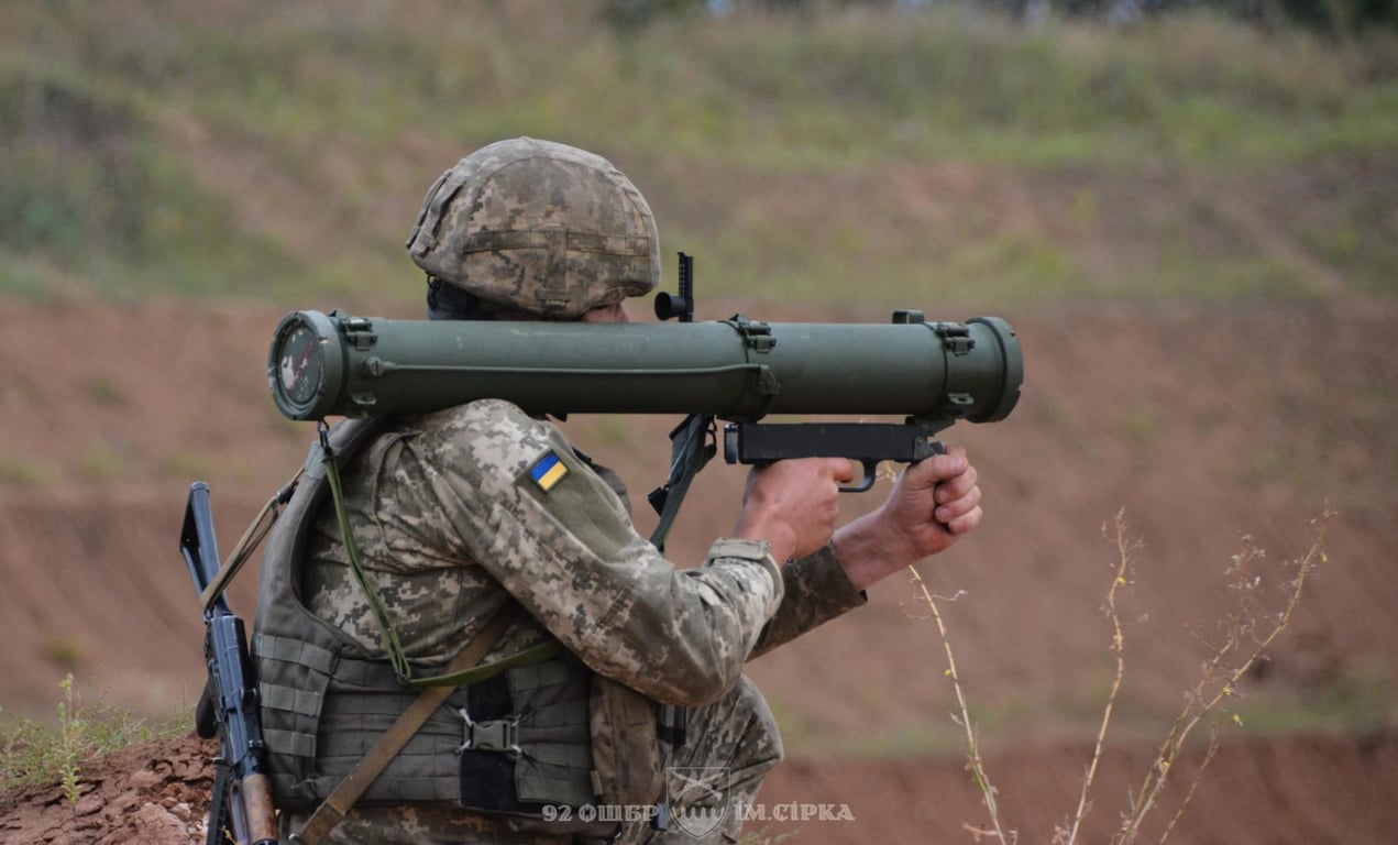 Український захисник цілиться по позиціях ворога