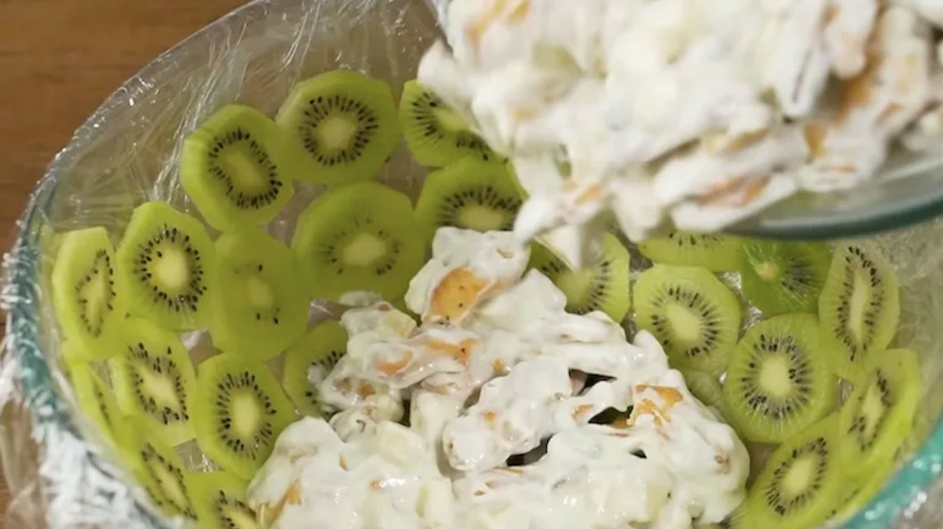 торт без випічки з крекером, бананами та ківі