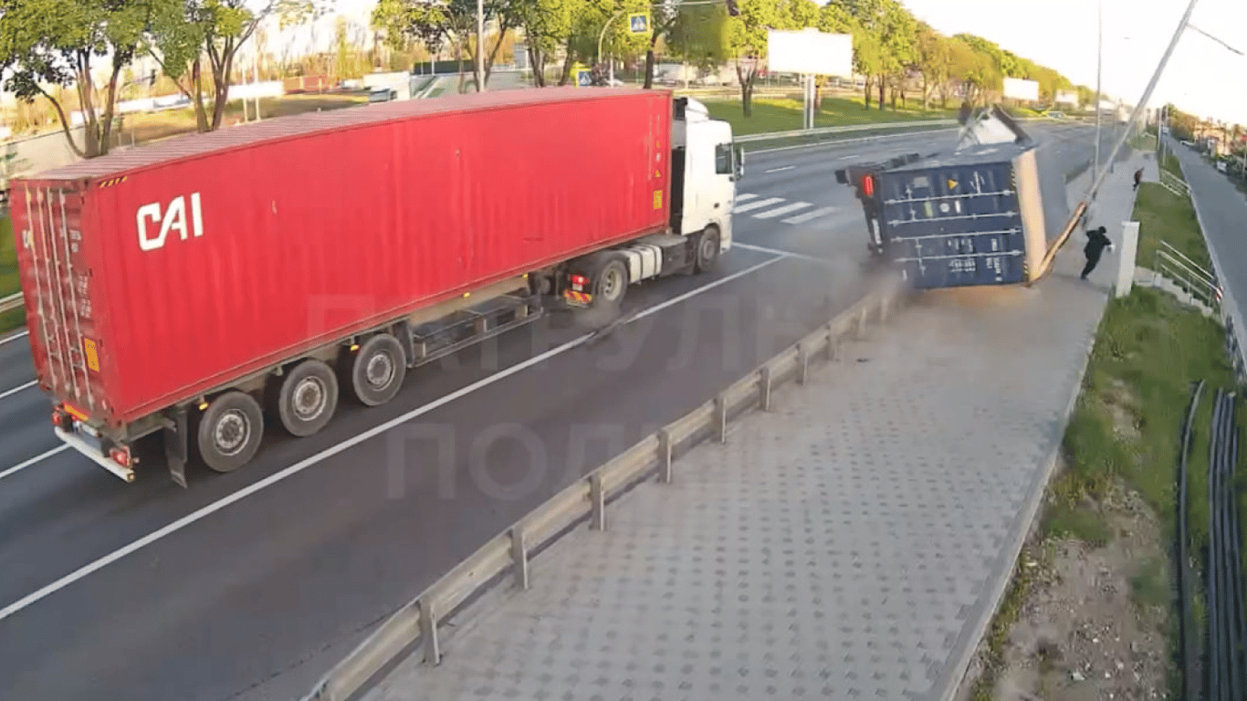 У Києві вантажівка перевернулася на тротуар — обставини ДТП