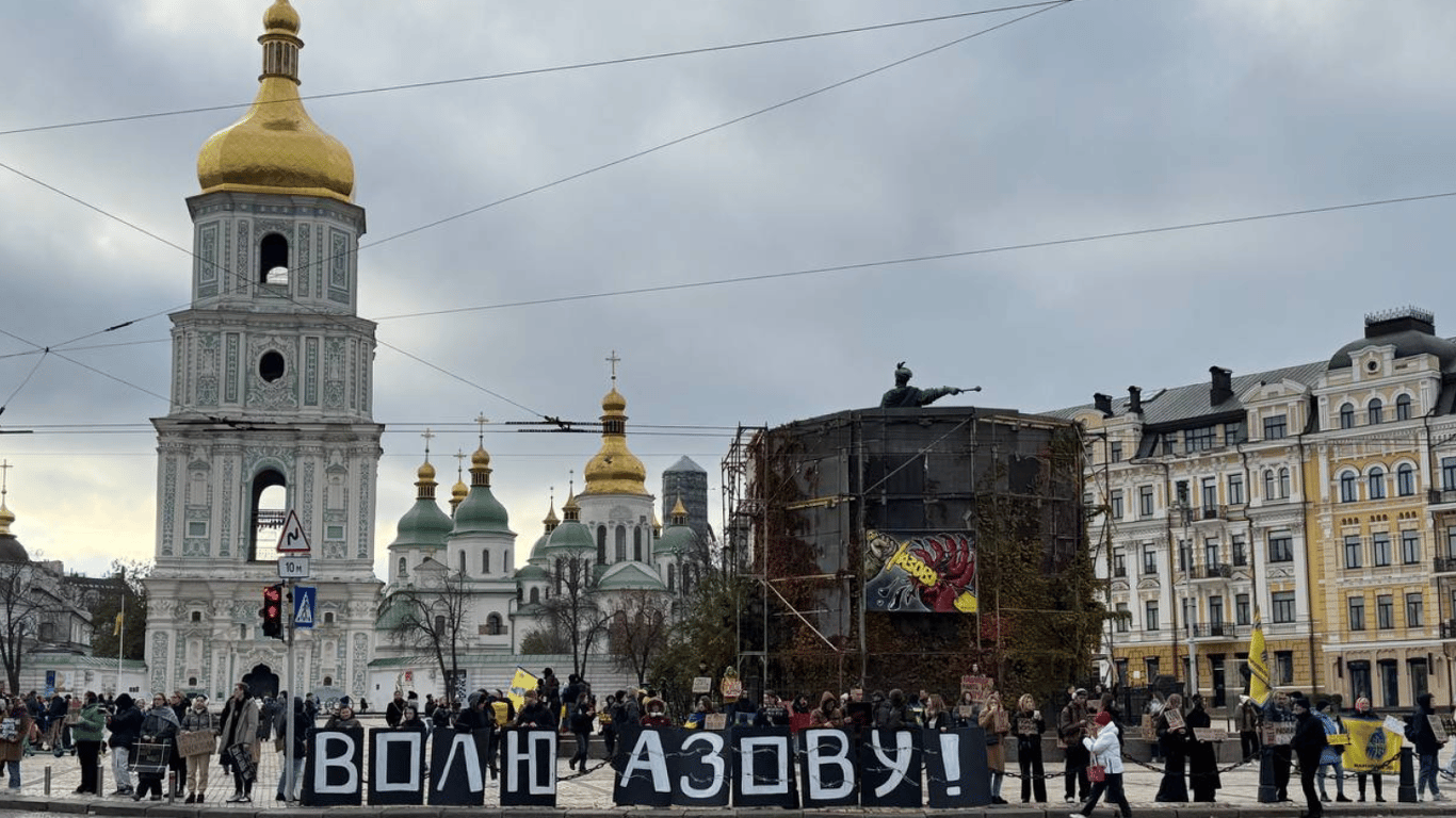 Акція Free Azov — у Києві люди вийшли підтримати полонених захисників