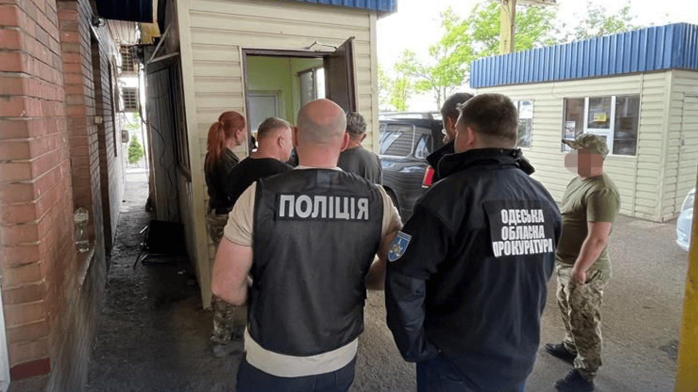 В Одесской области таможенник требовал взятку за оформление документов