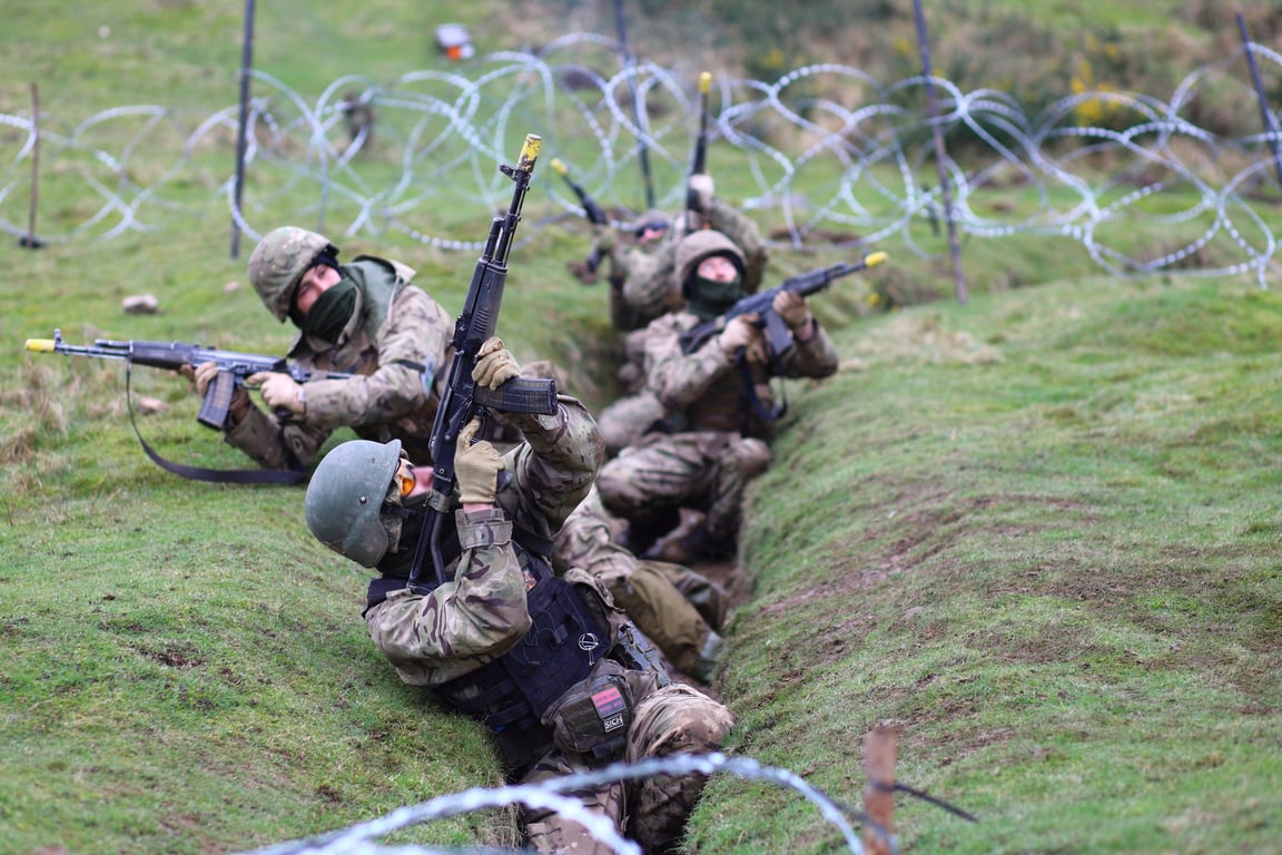 Инструкторы из Норвегии учат украинских бойцов в Британии — в Генштабе показали кадры - фото 8