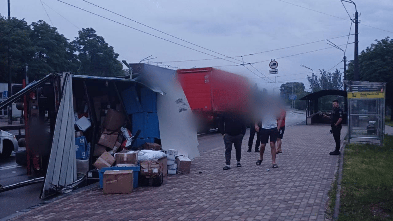 ДТП в Киеве — опрокинулся грузовик "Новой почты"